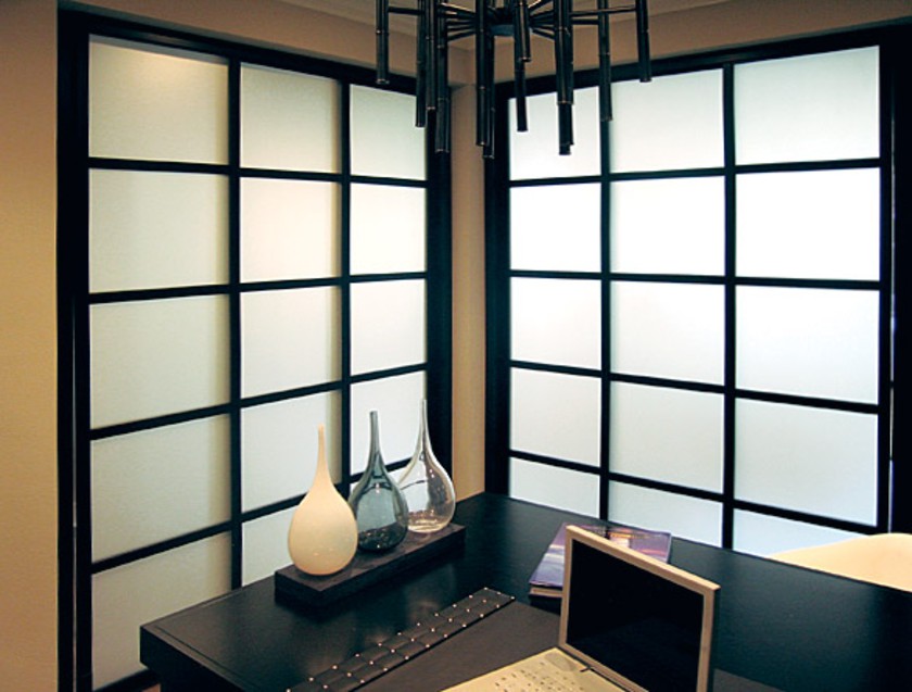Угловая перегородка в японском стиле с матовым стеклом Ангарск