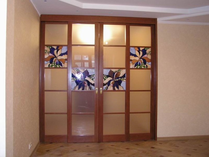 Перегородка с цветными стеклянными вставками Ангарск