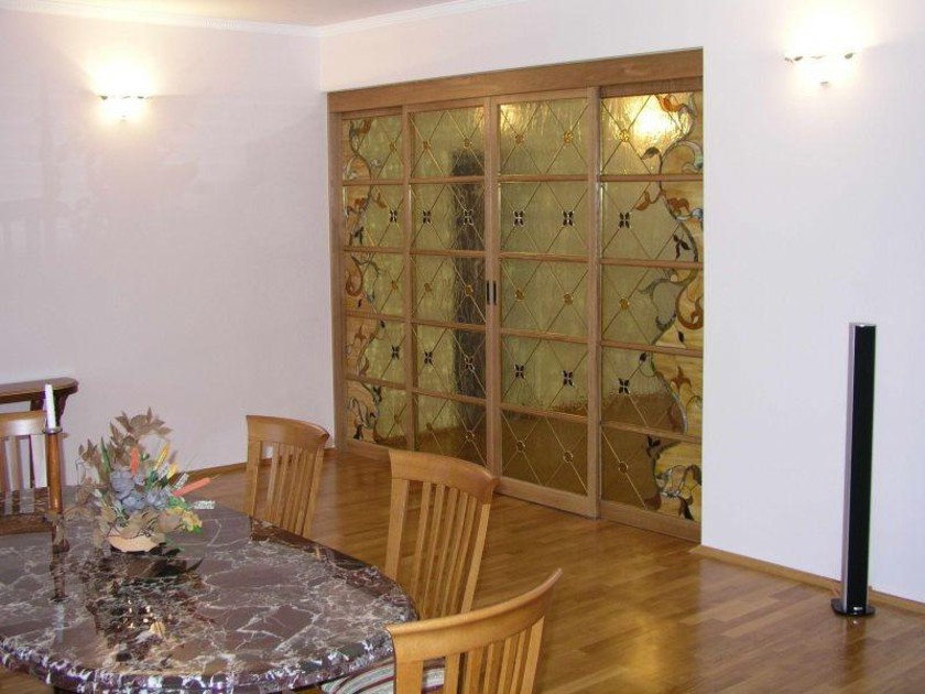 Перегородка для гостиной с цветным стеклом и декоративными вставками Ангарск