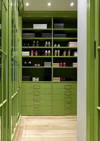 Г-образная гардеробная комната в зеленом цвете Ангарск