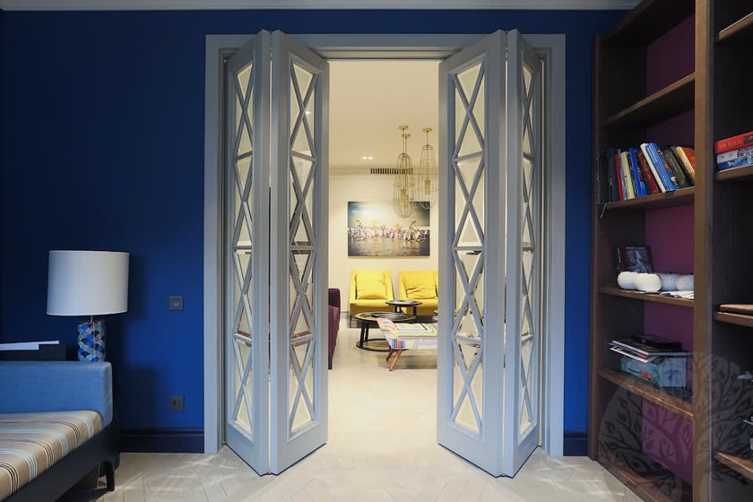 Двери гармошка  для гостиной со стеклами с разделителями Ангарск