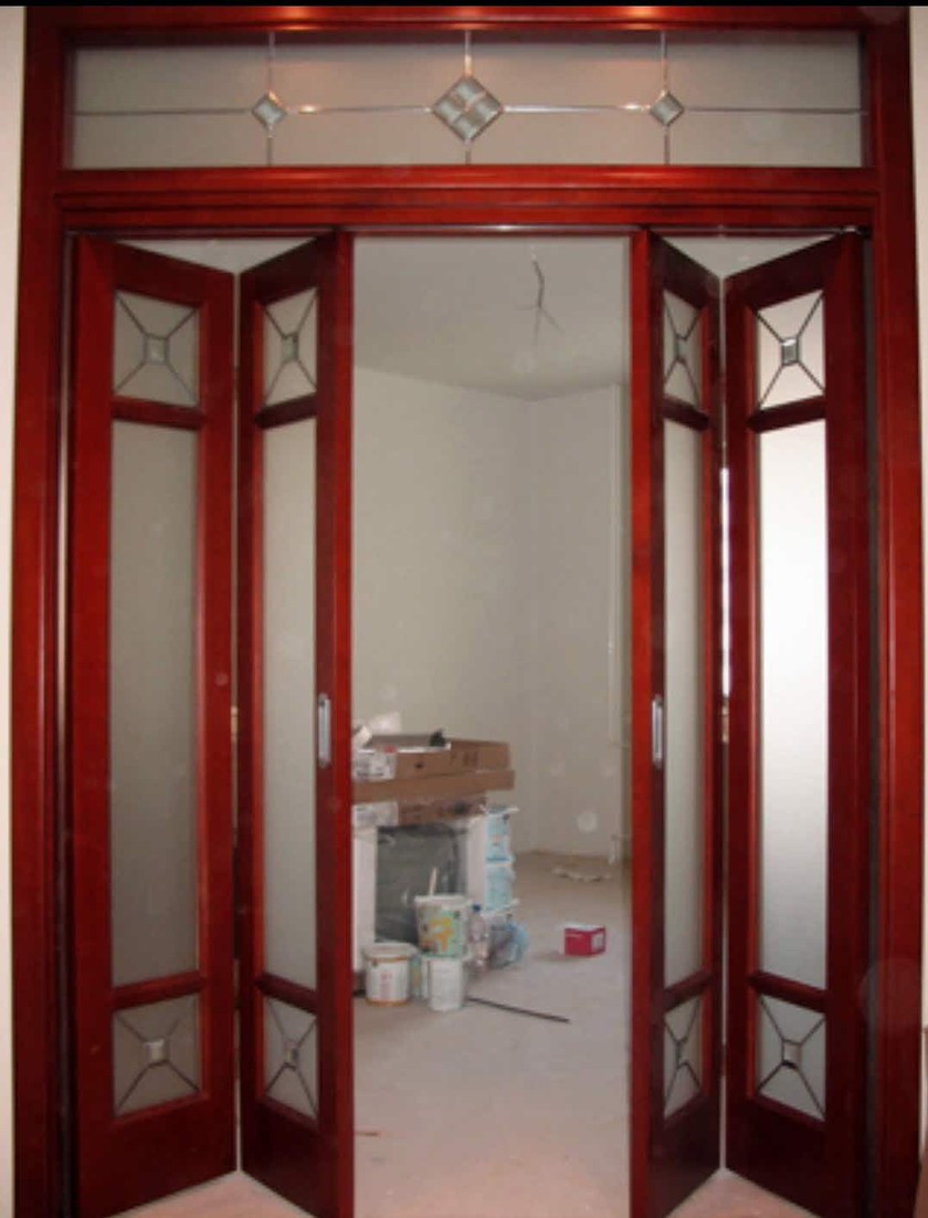 Дверь гармошка с декоративными стеклянными вставками Ангарск