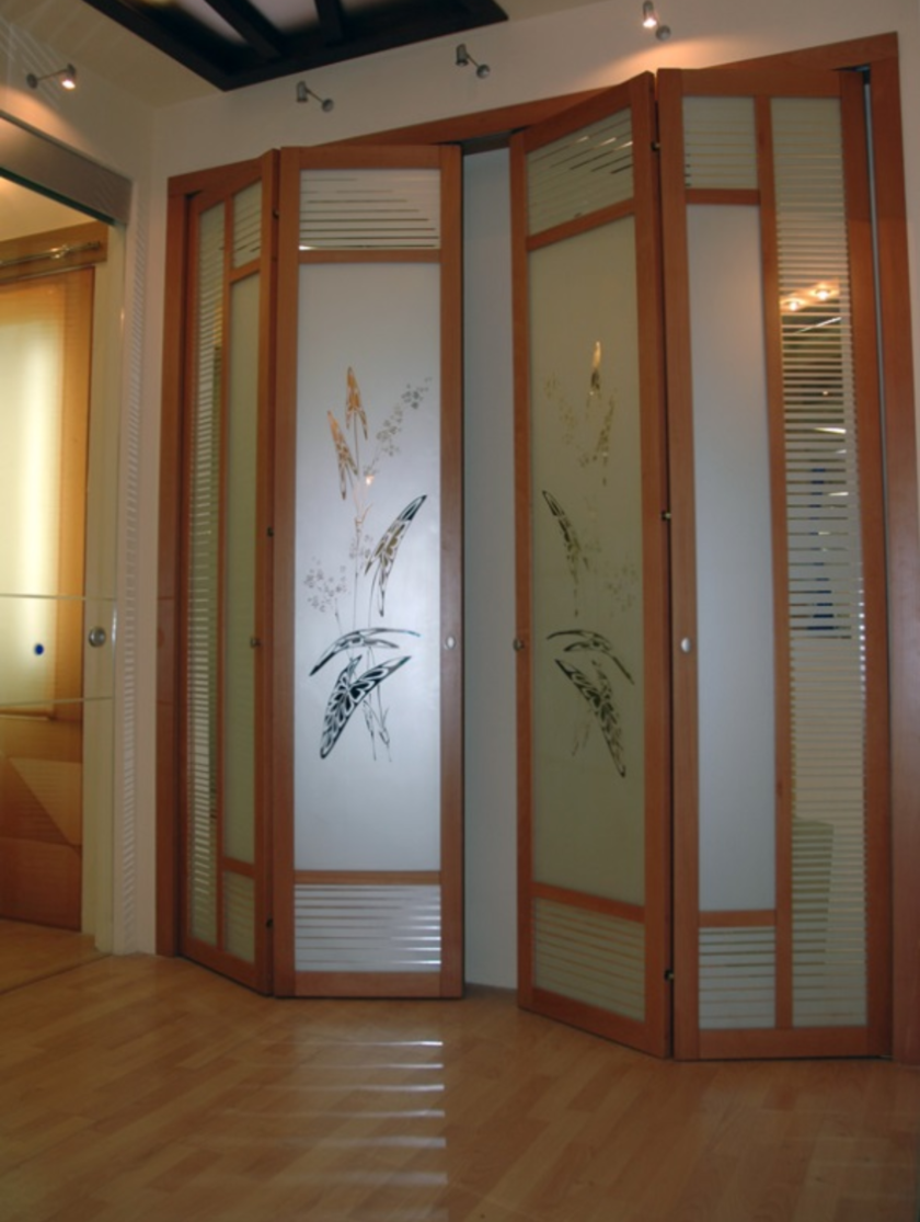 Широкие двери гармошка с матовым стеклом и рисунком Ангарск