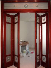 Дверь гармошка с декоративными стеклянными вставками Ангарск